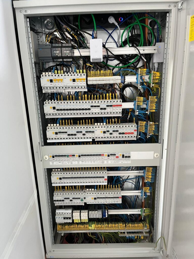Elektroinstalace rodinného domu v Husinci–Řeži – průběh prací a detail elektroinstalace