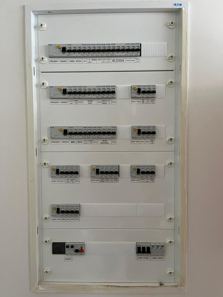 Elektroinstalace čtyř rodinných domů v Praze – průběh prací a detail elektroinstalace