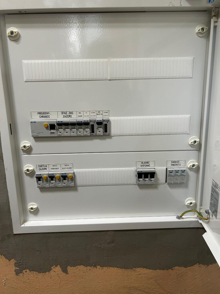 Rozvaděč pro sklepy a zázemí bytového domu – Praha – průběh prací a detail elektroinstalace