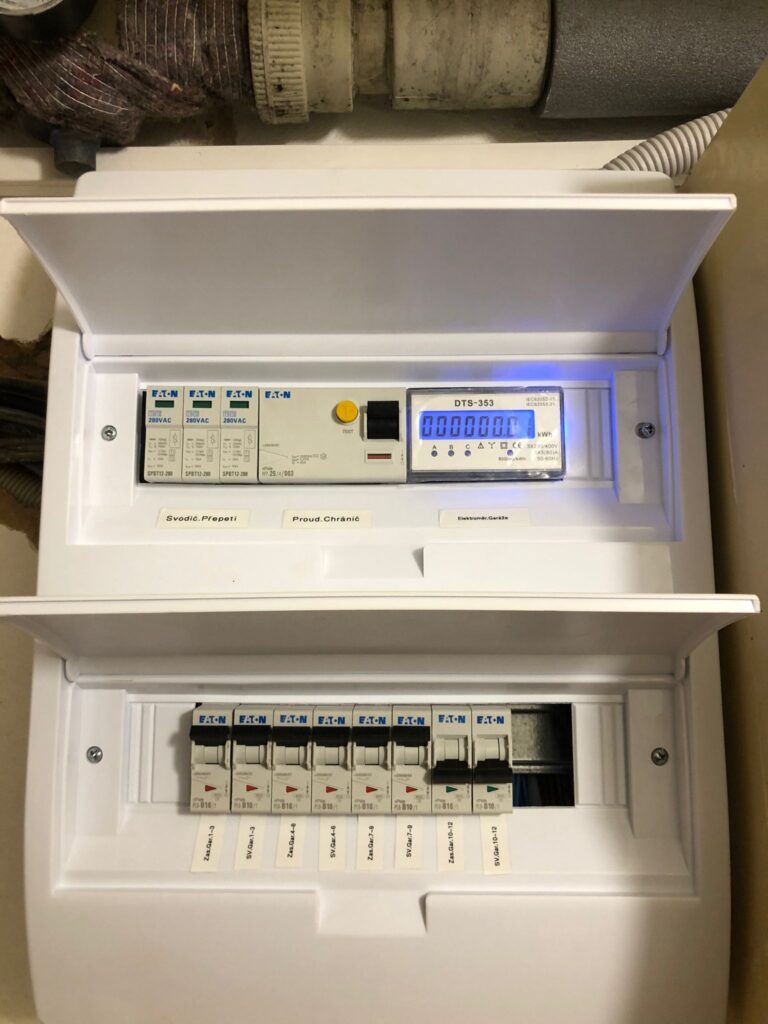 Elektroinstalace garáží bytového domu – Praha, Braník – průběh prací a detail elektroinstalace