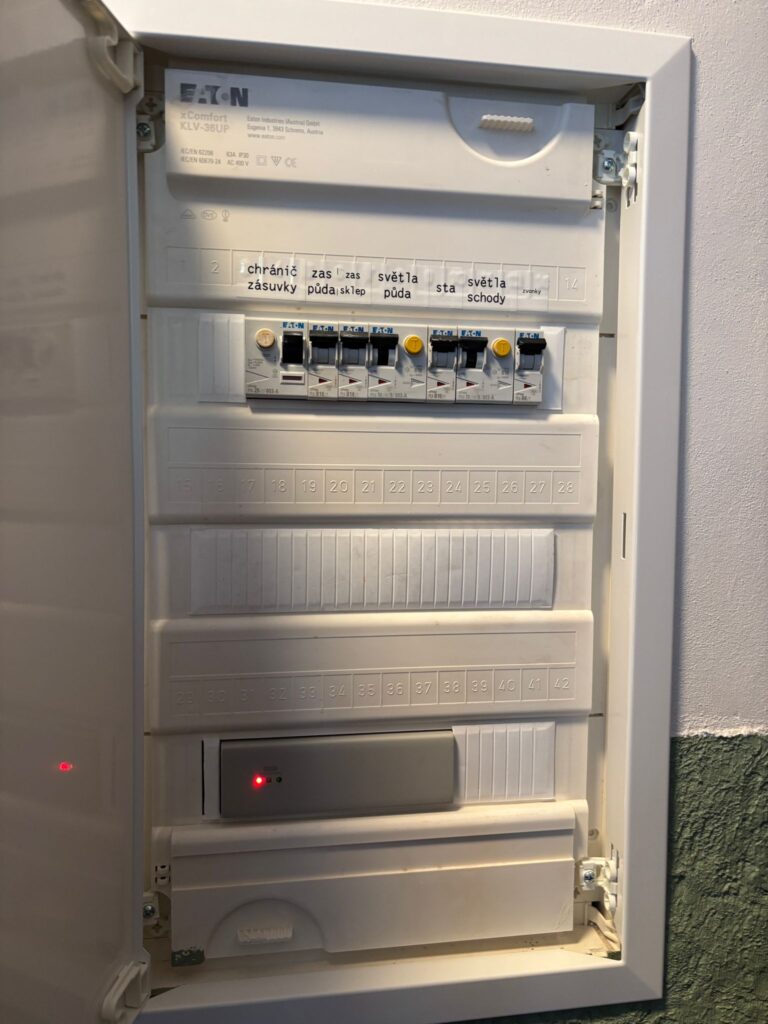 Montáž rozvaděče společných prostor – Praha, Vršovice – průběh prací a detail elektroinstalace