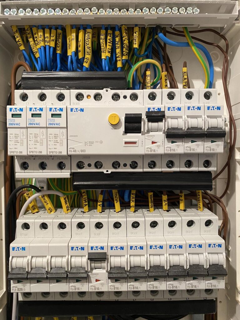 Elektroinstalace bytového domu, Praha 8 – snímek 1