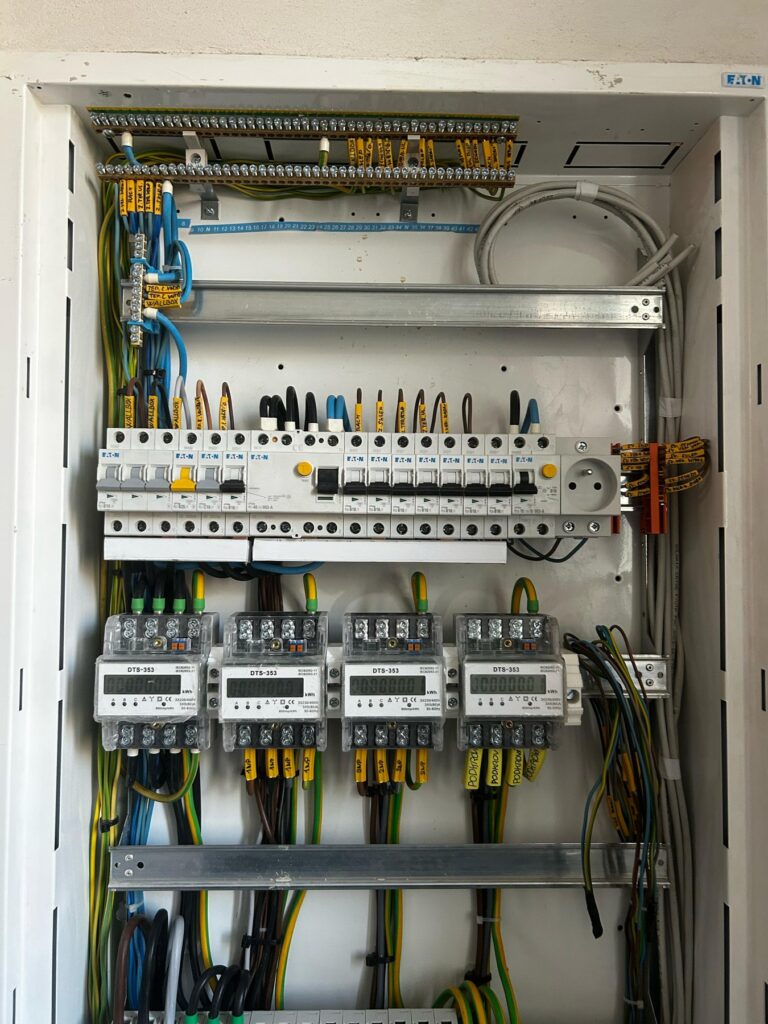 Elektroinstalace vily, Praha 5 – snímek 1