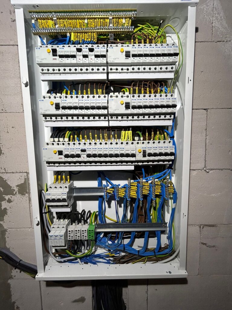 Elektroinstalace rodinného domu, Jizbice – snímek 1